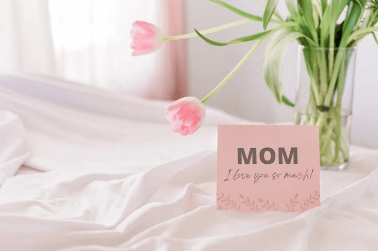 Mothers Day graphic with flowers